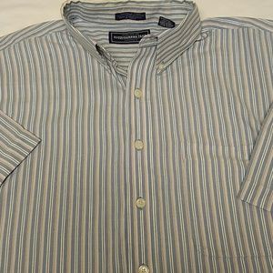 Men's casual button down short sleeve shirt